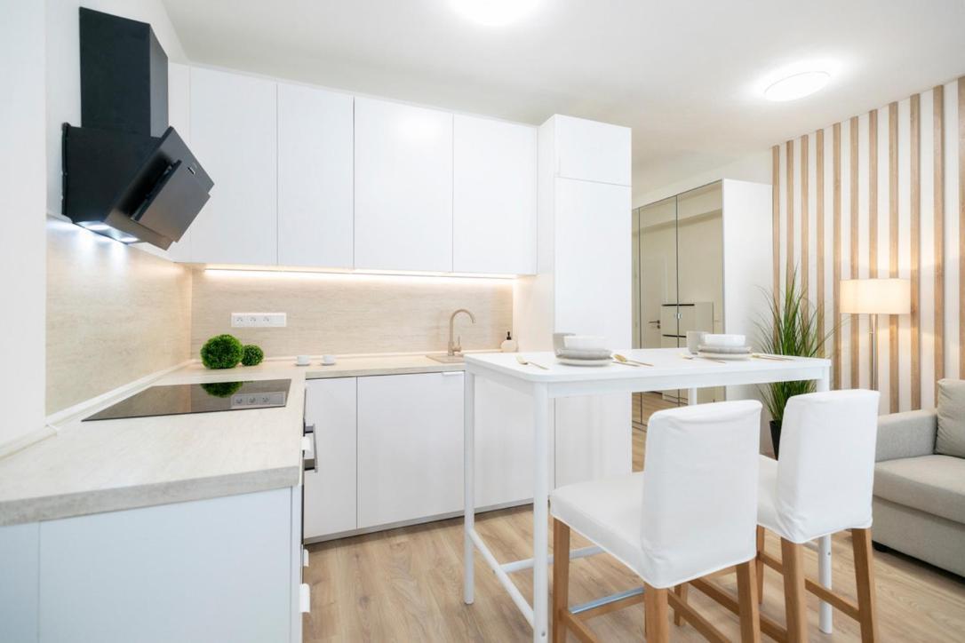 Alure Residences 2 & 24H Self Check-In, Parking In The Garage In The Apartment Building Included, New Building, Terrace, Green Location With A Forest Park With A Lake, Children'S Playground Banská Bystrica Extérieur photo