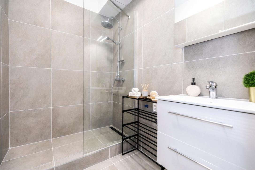 Alure Residences 2 & 24H Self Check-In, Parking In The Garage In The Apartment Building Included, New Building, Terrace, Green Location With A Forest Park With A Lake, Children'S Playground Banská Bystrica Extérieur photo