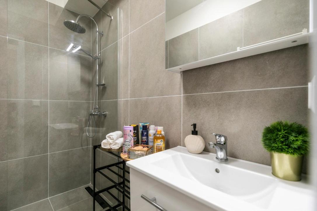 Alure Residences 2 & 24H Self Check-In, Parking In The Garage In The Apartment Building Included, New Building, Terrace, Green Location With A Forest Park With A Lake, Children'S Playground Banská Bystrica Extérieur photo