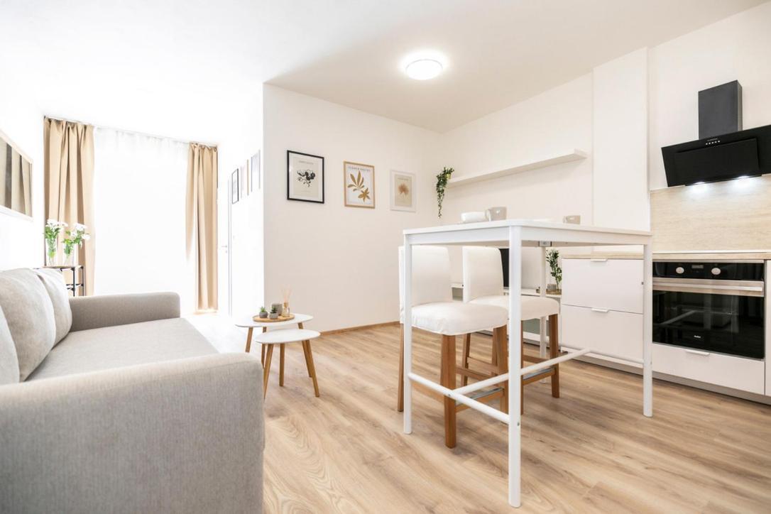 Alure Residences 2 & 24H Self Check-In, Parking In The Garage In The Apartment Building Included, New Building, Terrace, Green Location With A Forest Park With A Lake, Children'S Playground Banská Bystrica Extérieur photo