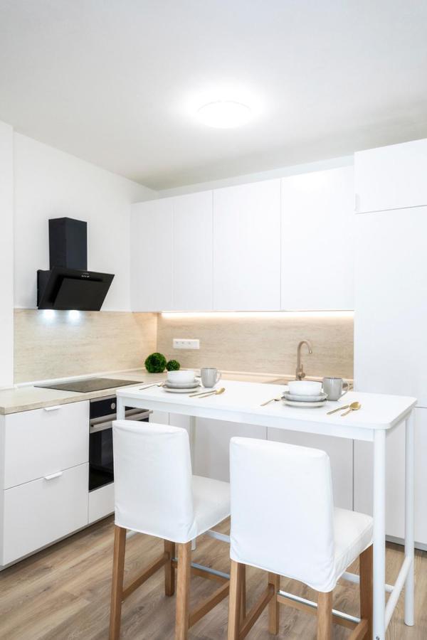 Alure Residences 2 & 24H Self Check-In, Parking In The Garage In The Apartment Building Included, New Building, Terrace, Green Location With A Forest Park With A Lake, Children'S Playground Banská Bystrica Extérieur photo