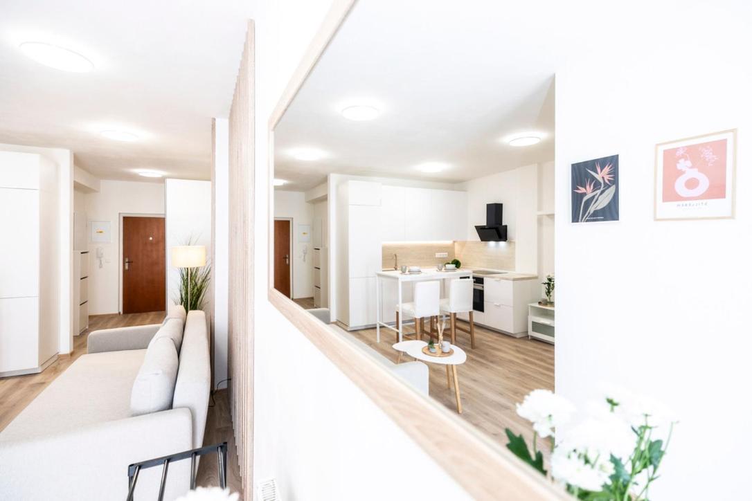 Alure Residences 2 & 24H Self Check-In, Parking In The Garage In The Apartment Building Included, New Building, Terrace, Green Location With A Forest Park With A Lake, Children'S Playground Banská Bystrica Extérieur photo