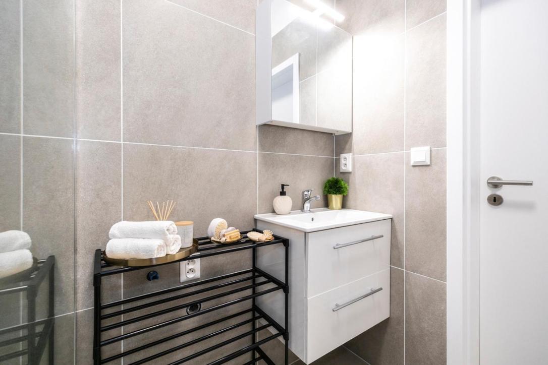 Alure Residences 2 & 24H Self Check-In, Parking In The Garage In The Apartment Building Included, New Building, Terrace, Green Location With A Forest Park With A Lake, Children'S Playground Banská Bystrica Extérieur photo